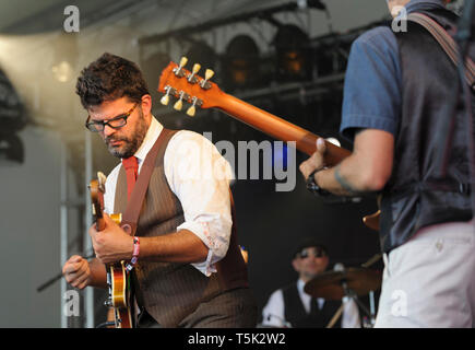 Singer/Songwriter zeichnete Gonsalves der Kobo Town durchführen an den WOMAD-Festival, Charlton Park, UK, 26. Juli 2014. Stockfoto