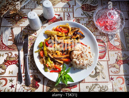 Gemüse, Reis und türkische Pfannkuchen Gözleme im Restaurant in Istanbul, Türkei Stockfoto