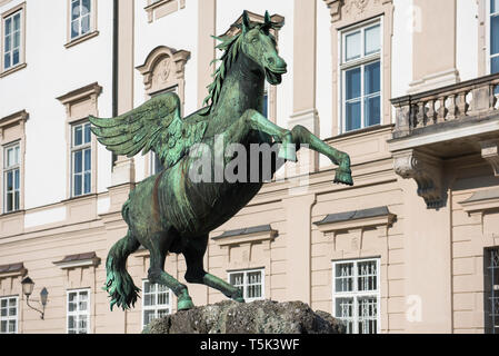 Pegasus Statue Salzburg, Blick auf den berühmten Pegasus statue gelegen neben dem Palast im Schloss Mirabell Garten, Salzburg, Österreich. Stockfoto