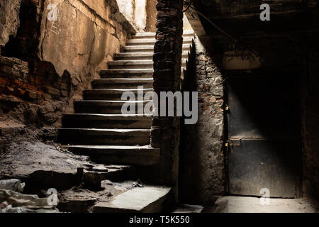 Treppe in einem verlassenen Gebäude Stockfoto