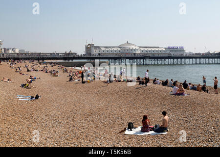 Ostersonntag am Strand von Brighton, East Sussex, England. Datensatz Ostern waren die Temperaturen in England im Jahr 2019 aufgezeichnet. Stockfoto