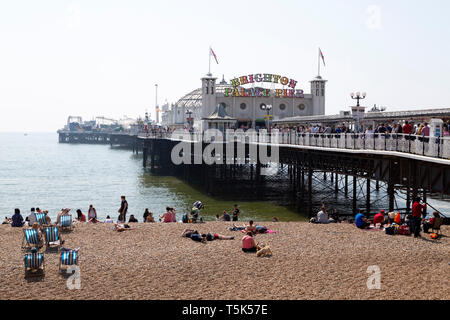 Ostersonntag am Strand von Brighton, East Sussex, England. Datensatz Ostern waren die Temperaturen in England im Jahr 2019 aufgezeichnet. Stockfoto
