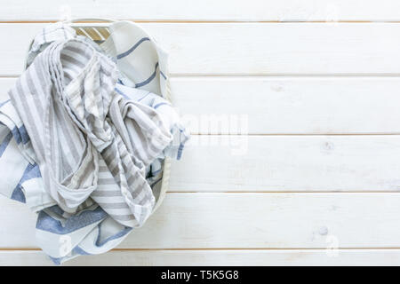 Marie Kondo aufräumen Konzept - gefaltet Küche Handtücher in weiß Warenkorb Stockfoto