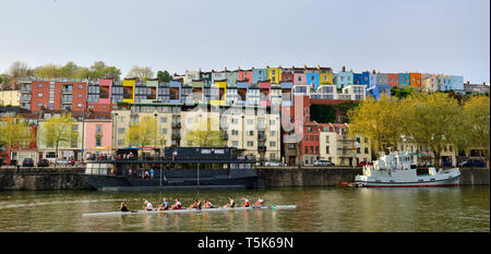 Bunte Häuser in Clifton Wood, Bristol, auf einem Hügel mit Blick auf die Schwimmenden Hafen Stockfoto