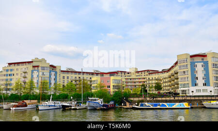 Blick über Bristol Schwimmenden Hafen mit Booten, modernes, zweckmäßig gebautes Gebäude, die Mondsichel. Stockfoto