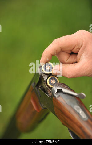 Mann laden Schrotflinte Stockfoto