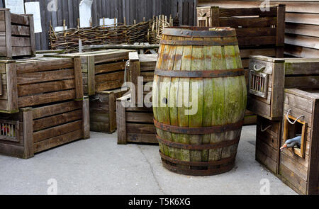 Alte, antike Fracht Container. Holzfass und Boxen für Enten oder Gänsen Stockfoto