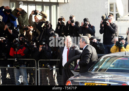 Premierminister Gordon Brown im Queen Elizabeth II Conference Center Anreise zum Beweis des Irak Anfrage zu geben. London. 5.3.10. Stockfoto