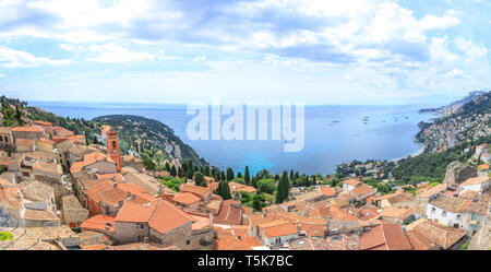 Frankreich, Alpes Maritimes, Roquebrune Cap Martin, Panoramablick auf das alte Dorf, die Bucht und die Küste Roquebrune // Frankreich, Alpes-Maritimes (06), R Stockfoto