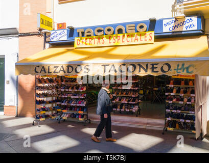 Schuhgeschäft, Plaza de la Encarnación, Sevilla, Andalusien, Spanien Stockfoto