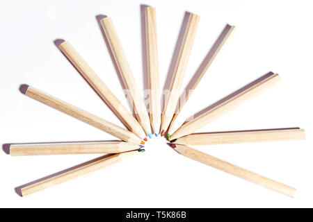 Gruppe von Wooden Bleistifte auf weißem Hintergrund Stockfoto