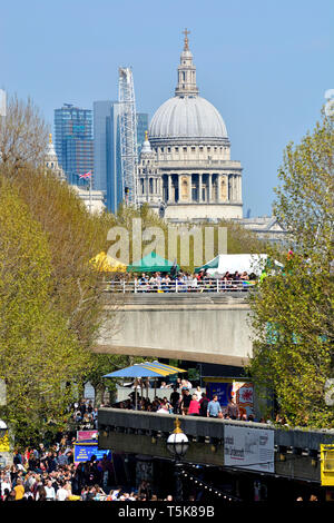 London, England, UK. Die St Paul's Kathedrale von der Southbank Komplex - Waterloo Bridge im Vordergrund Stockfoto