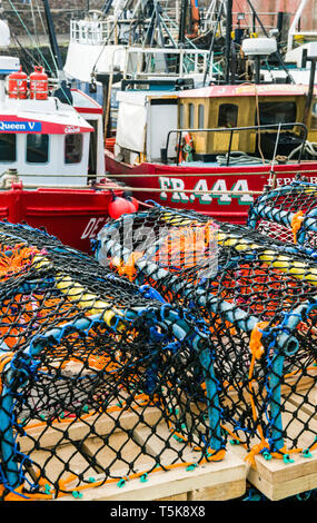 Der innere Hafen bei Dunbar in East Lothian voller Fischerboote und Netze und Töpfe auf der Süd-Ost-Küste von Schottland Stockfoto