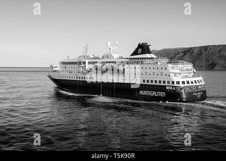 Nahaufnahme Schwarzweißfoto des Hurtigruten-Schiffs, MS POLARLYS, das aus Havøysund, Norwegen, ausdampft. Stockfoto