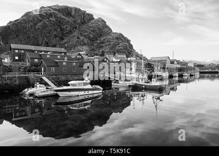 Der restaurierten Fischer Hütten (Rorbuer oder Rorbu), lackiert in Der Traditionellen Falun Rot (Falu Rot), Im Fischerdorf Stamsund, Lofoten. Stockfoto