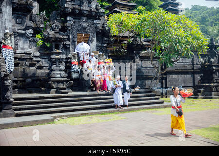 BALI, Indonesien - Januar 27, 2019: Nicht identifizierte Personen durch Pura Goa Lawah Bali, Indonesien. Es ist eine Balinesische Hindu Tempel und einer von sechs heiligsten Pla Stockfoto