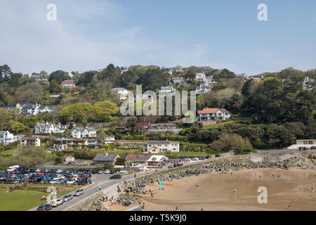 Urlauber am Strand von North Sands in der Nähe von Salcombe in South Hams, Devon, UK bei Ebbe Stockfoto