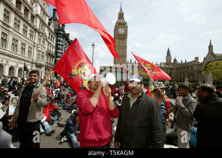 Pro-Tamil Tiger Demonstranten Blockieren von Verkehr in Westminster in London. 11/05/2009 Stockfoto