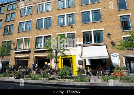 Menschen Standortwahl outside cafe Oto, Dalston London Borugh von Hackney Stockfoto