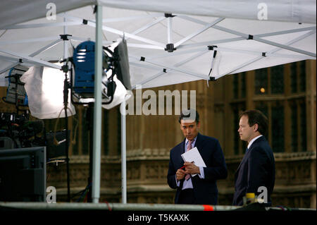 Matthäus Amroliwala, BBC News24, Berichterstattung von Westminster Nach der Kabinettsumbildung. London. 05/06/2009 Stockfoto