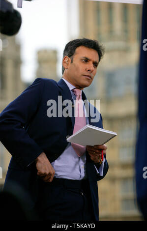 Matthäus Amroliwala, BBC News24, Berichterstattung von Westminster Nach der Kabinettsumbildung. London. 05/06/2009 Stockfoto