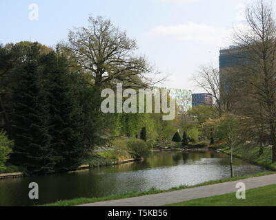 Blick auf die Weiten der Rasen und See in Utrecht botanischen Garten mit den Gebäuden der Universität Science Park in der Ferne; Fort Hoofddijk Stockfoto