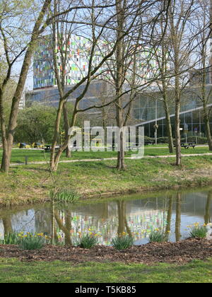 Blick auf die Weiten der Rasen und See in Utrecht botanischen Garten mit den Gebäuden der Universität Science Park in der Ferne; Fort Hoofddijk Stockfoto