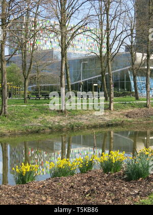 Blick auf die Weiten der Rasen und See in Utrecht botanischen Garten mit den Gebäuden der Universität Science Park in der Ferne; Fort Hoofddijk Stockfoto