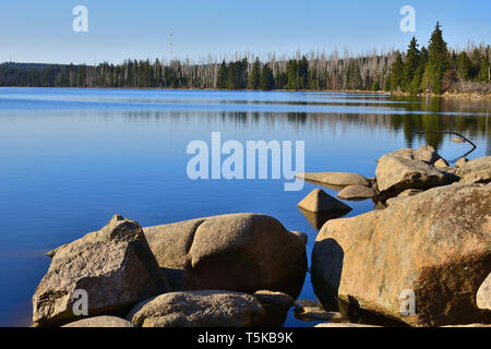 Schönen See im Wald. Oderteich historischen Wasserspeicher, der Nationalpark Harz, zentrale Deutschland. Stockfoto