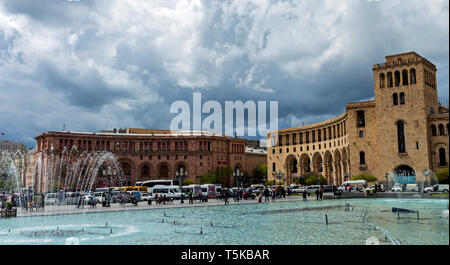 YEREVAN, Armenien - APRIL 17,2019: Das wunderschöne Gebäude auf dem Platz der Republik in Eriwan, die Hauptstadt von Armenien, eine der ältesten Städte in der Stockfoto
