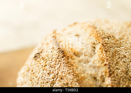 Nahaufnahme von einem Laib Brot mit Sesam in selektiven Fokus Stockfoto