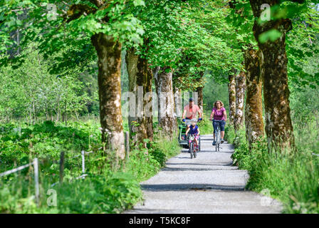 Radfahren in kleinen Allgäuer Tal mit der ganzen Familie. Stockfoto