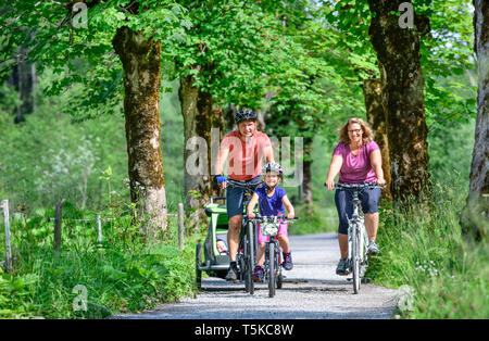 Radfahren in kleinen Allgäuer Tal mit der ganzen Familie. Stockfoto