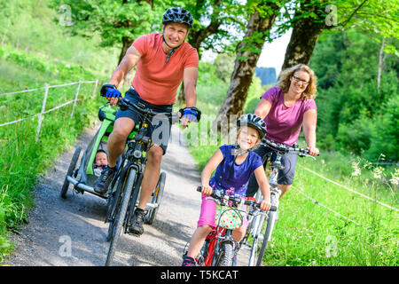 Radfahren in kleinen Allgäuer Tal mit der ganzen Familie. Stockfoto