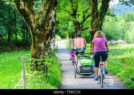 Radfahren in kleinen Allgäuer Tal mit der ganzen Familie. Stockfoto