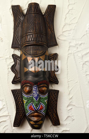 Ashanti aus geschnitztem Holz zeremoniellen Maske aus Ghana mit Perlen und Messing auf Stuck Wand Stockfoto