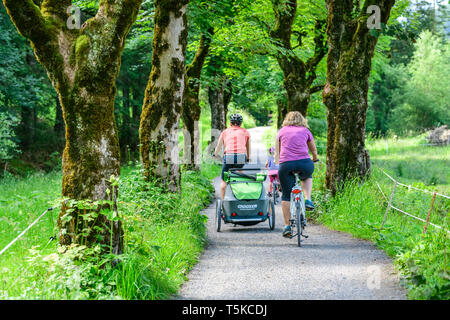 Radfahren in kleinen Allgäuer Tal mit der ganzen Familie. Stockfoto