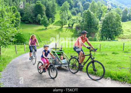 Radfahren in kleinen Allgäuer Tal mit der ganzen Familie. Stockfoto