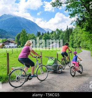 Radfahren in kleinen Allgäuer Tal mit der ganzen Familie. Stockfoto