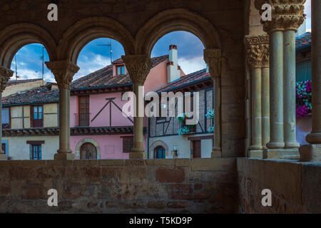 Segovia - dem Portikus des romanischen Kirche Iglesia de San Lorenzo und das Quadrat mit dem gleichen Namen. Stockfoto