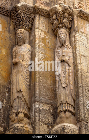 Kirche Segovia, Spanien.San Martin. Geschnitzte Steinfiguren neben der Tür der Eingangstür der Kirche, Westfassade. Stockfoto