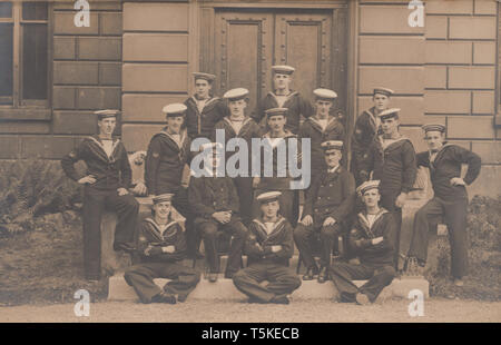 Vintage London photographische Postkarte zeigt die britische Royal Navy Sailors von Christopher S. Präsident Stockfoto