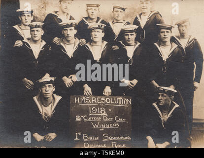 Jahrgang 1918 Photographische Postkarte zeigt die britische Royal Navy Sailors von H.M.S Auflösung. 2. Schneider Duty Crew Gewinner der ersten Battle Squadron Hindernislauf. Stockfoto