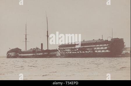 Jahrgang fotografische Postkarte zeigt die britische Royal Navy Schiff HMS Vernon, Torpedo School in Portsmouth, Hampshire Stockfoto