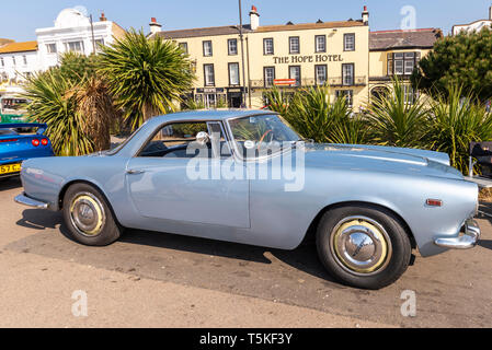 Lancia Flaminia GT Coupé Oldtimer auf einer Autoausstellung auf der Marine Parade, Southend on Sea, Essex, Großbritannien. Oldtimer am Strand Stockfoto