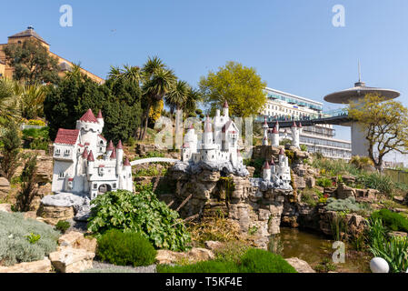 Nie nie Land Märchen Burgen und Wasserfall auf der Western Esplanade, Southend On Sea, Essex, Großbritannien. Modell Burgen an der Basis der Royal Terrace Gardens Stockfoto