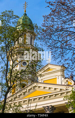 Turm der Heilig-Kreuz-Griechisch-katholische Kathedrale in Ushgorod in der Ukraine. Die barocke Kirche wurde im Jahre 1646 gebaut Stockfoto