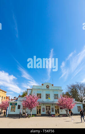 Uzhhorod, der Ukraine - 16. April 2019: Fassade des Gebäudes der transkarpatischen Regionale akademische Puppentheater (auch als Theater 'Bavka') in der Mitte o bekannt Stockfoto