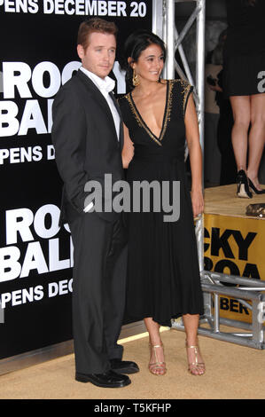 LOS ANGELES, Ca. Dezember 13, 2006: Emmanuelle Chriqui & Kevin Connolly bei der Weltpremiere von "Rocky Balboa" im Grauman Chinese Theater, Hollywood. Bild: Paul Smith/Featureflash Stockfoto