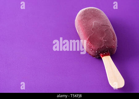 Erdbeere popsicle auf Violett Hintergrund. Copyspace Stockfoto